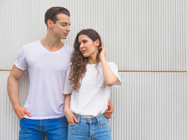 Cách phối đồ với áo thun trắng và quần jeans