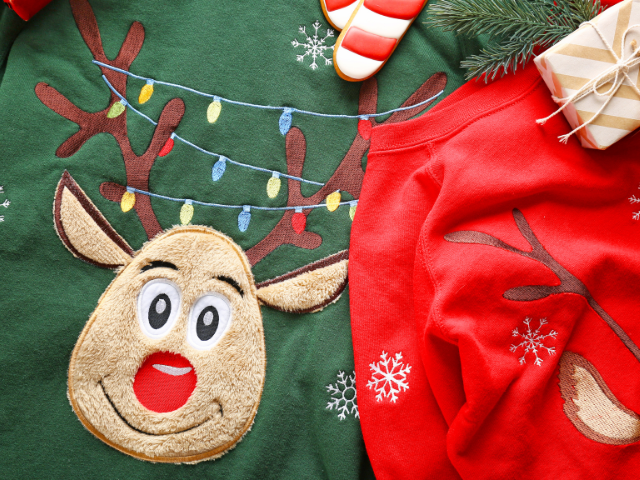 Vải nỉ bông là chất liệu lý tưởng để may áo sweater cho mùa Noel